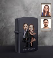 Kişiye Özel Sevgili Karikatürlü UV Baskılı Siyah Benzinli Çakmak Model 12