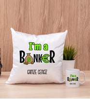 Bankacı Kare Yastık ve Beyaz Kupa Bardak