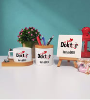 Mesajlı Doktor Hediye Ahşap Altlıklı Fincan Kalemlik ve Dekoratif Taş Baskı Hediye Seti