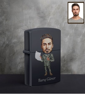 Kişiye Özel Asker Karikatürlü UV Baskılı Siyah Benzinli Çakmak Bay-3