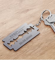 BK Gift Kişiye Özel Jilet Figürlü Ahşap Anahtarlık-3 (Beyaz)
