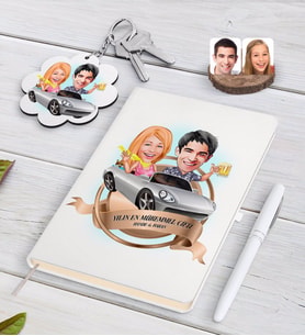 BK Gift Kişiye Özel Yılın En Mükemmel Çifti Karikatürlü Beyaz Defter Kalem ve Anahtarlık Hediye Seti-53 (Model 1)