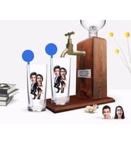 BK Gift Kişiye Özel Renkli Baskılı Sevgililer Karikatürlü İkili Vodka Bardağı ve Ahşap Vodka Standı Hediye Seti-6 (Model 1)