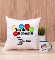 Yazılım Mühendisi Kare Yastık ve Mavi Kupa Bardak