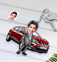 BK Gift Kişiye Özel Erkek Nissan Qashqai Figürlü Plakalı Ahşap Karikatür Anahtarlık-2 (Beyaz)