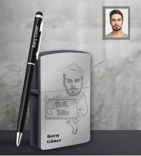 Kişiye Özel Yılbaşı Erkek Karikatürlü Siyah Çakmak Kalem Hediye Seti Model-3 (Model 1)