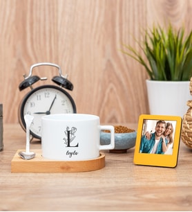 Baş Harfli Çiçek Tasarım Fincan ve Turuncu Mini Fotoğraf Çerçevesi