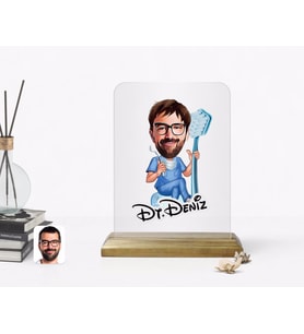 BK Gift Kişiye Özel Erkek Diş Hekimi Karikatürlü Ahşap Standlı Çerçeve-2 (Beyaz)