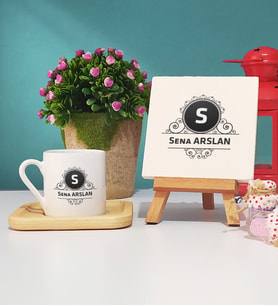 Baş Harf ve İsim Soyisim Tasarımlı Kişiye Özel Baş Harf ve İsim Soyisim Yazılı Ahşap Altlıklı Türk Kahvesi Fincanı ve Dekoratif Taş Baskı