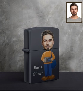 Kişiye Özel Fotoğrafçı Karikatürlü UV Baskılı Siyah Benzinli Çakmak Bay-1