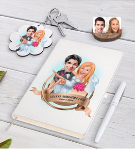 BK Gift Kişiye Özel Yılın En Mükemmel Çifti Karikatürlü Beyaz Defter Kalem ve Anahtarlık Hediye Seti-74 (Model 1)