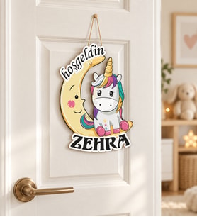 Meşgalem Aya Oturmuş Minik Unicorn Temalı Kişiye Özel Kapı Süsü