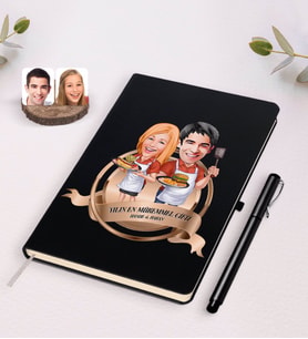BK Gift Kişiye Özel Yılın En Mükemmel Çifti Karikatürlü Siyah Defter ve Kalem Hediye Seti-57