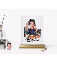 BK Gift Kişiye Özel Erkek Radyocu Karikatürlü Ahşap Standlı Çerçeve (Beyaz)