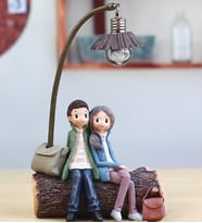 Kütük Üstünde Oturan Sevgililer Işıklı Biblosu