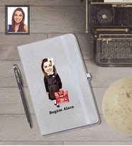 Kişiye Özel Seksenler Siyah Önlük Karikatürlü Gri Defter Kalem Hediye Seti  Bayan-1