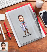 Kişiye Özel Doktor Karikatürlü Gri Defter Kalem Hediye Seti Bay-6