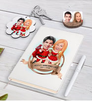 BK Gift Kişiye Özel Yılın En Mükemmel Çifti Karikatürlü Beyaz Defter Kalem ve Anahtarlık Hediye Seti-63 (Model 1)