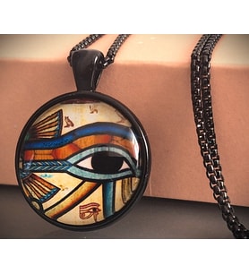 Siyah Metal Üzerine  Cam Kabartma Antik Mısır  /   Horus / Ra Göz Kolye (Sarı)
