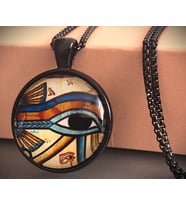Siyah Metal Üzerine  Cam Kabartma Antik Mısır  /   Horus / Ra Göz Kolye (Sarı)