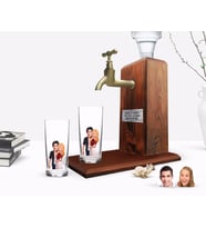 BK Gift Kişiye Özel Renkli Baskılı Sevgililer Karikatürlü İkili Rakı Bardağı ve Ahşap Rakı Standı Hediye Seti-90 (Model 1)