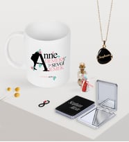 BK Gift Kişiye Özel Anne Demek Sevgi Demek Kupa Ayna ve Siyah Mineli Kolye Seti (Model 1)
