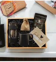 İyi Ki Varsın Mesajlı French Press Siyah Kupa Filtre Kahve Hediye Kutusu
