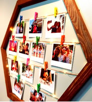 Kişiye Özel 12 Fotoğraflı Işıklı İpli Ahşap Fotoğraf Çerçevesi Arkadaşa Hediye