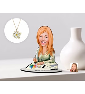 BK Gift Kişiye Özel Kadın Grafik Tasarımcı Karikatürlü 3D Ahşap Biblo ve İsimli Tarihli Papatya Kolye Seti-1 (Model 1)