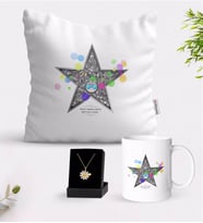 BK Gift Kişiye Özel Okulda Ünlüyüm Beyaz Kupa Yastık ve İsimli Papatya Kolye Hediye Seti-2 (Model 1)