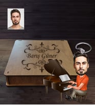 Kişiye Özel Piyanist Karikatürlü  Ahşap Anahtarlık Kutulu Bay-1