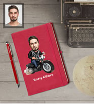 Kişiye Özel Erkek Karikatürlü  Kırmızı Defter Kalem Hediye Seti Model-6