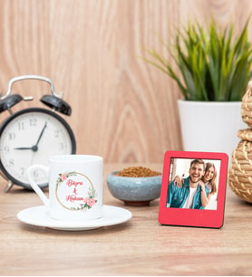 İki İsimli Çiftere Özel Kahve Fincanı ve Kırmızı Mini Fotoğraf Çerçevesi