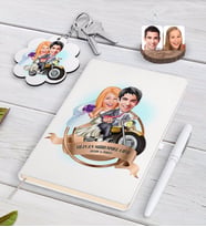 BK Gift Kişiye Özel Yılın En Mükemmel Çifti Karikatürlü Beyaz Defter Kalem ve Anahtarlık Hediye Seti-73 (Model 1)