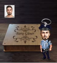 Kişiye Özel Polis Karikatürlü  Ahşap Anahtarlık Kutulu Bay-4