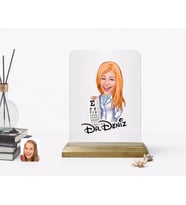 BK Gift Kişiye Özel Kadın Göz Doktoru Karikatürlü Ahşap Standlı Çerçeve (Beyaz)