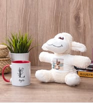 Sevgiliye Hediye Baş Harfli Çiçek Tasarım Kırmızı Kupa Bardak ve Peluş Koyun