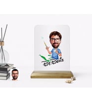 BK Gift Kişiye Özel Erkek Diş Hekimi Karikatürlü Ahşap Standlı Çerçeve-4 (Beyaz)