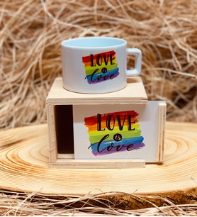 Love Is Love Ahşap Kutulu Kupa