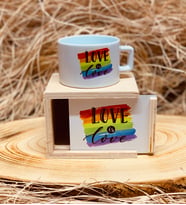 Love Is Love Ahşap Kutulu Kupa