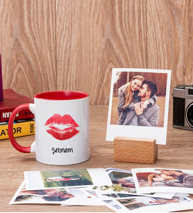 Dudak Tasarım Kırmızı Kupa Bardak ve Ahşap Standlı Polaroid Set