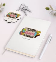 BK Gift Kişiye Özel Sosyal Bilgiler Öğretmeni Beyaz Defter Kalem ve Anahtarlık Hediye Seti-3 (Model 1)