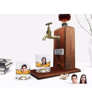 BK Gift Kişiye Özel Renkli Baskılı Erkek ve Kadın Yüz Karikatürlü İkili Viski Bardağı ve Ahşap Viski Standı Hediye Seti-2 (Model 1)