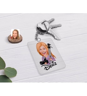 BK Gift Kişiye Özel Kadın Fotoğrafçı Karikatürlü Şeffaf Pleksi Anahtarlık (Beyaz)
