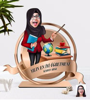 BK Gift Kişiye Özel Yılın En İyi Kadın Öğretmeni Karikatürlü 3D Ahşap Biblo Plaket-3 (Beyaz)