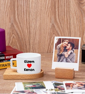 Sevgililere Özel İsim Yazılı Fincan ve Ahşap Standlı Polaroid Set