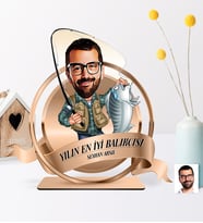 BK Gift Kişiye Özel Yılın En İyi Balıkçısı Karikatürlü 3D Ahşap Biblo Plaket