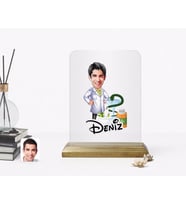 BK Gift Kişiye Özel Erkek Eczacı Karikatürlü Ahşap Standlı Çerçeve-2 (Beyaz)