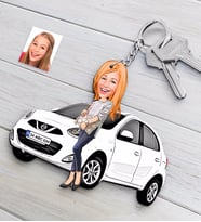 BK Gift Kişiye Özel Bayan Nissan Micra Figürlü Plakalı Ahşap Karikatür Anahtarlık (Beyaz)