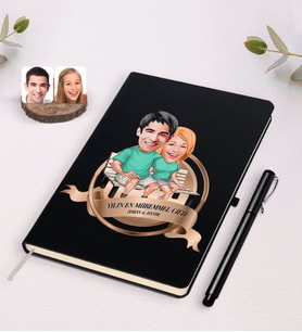 BK Gift Kişiye Özel Yılın En Mükemmel Çifti Karikatürlü Siyah Defter ve Kalem Hediye Seti-55